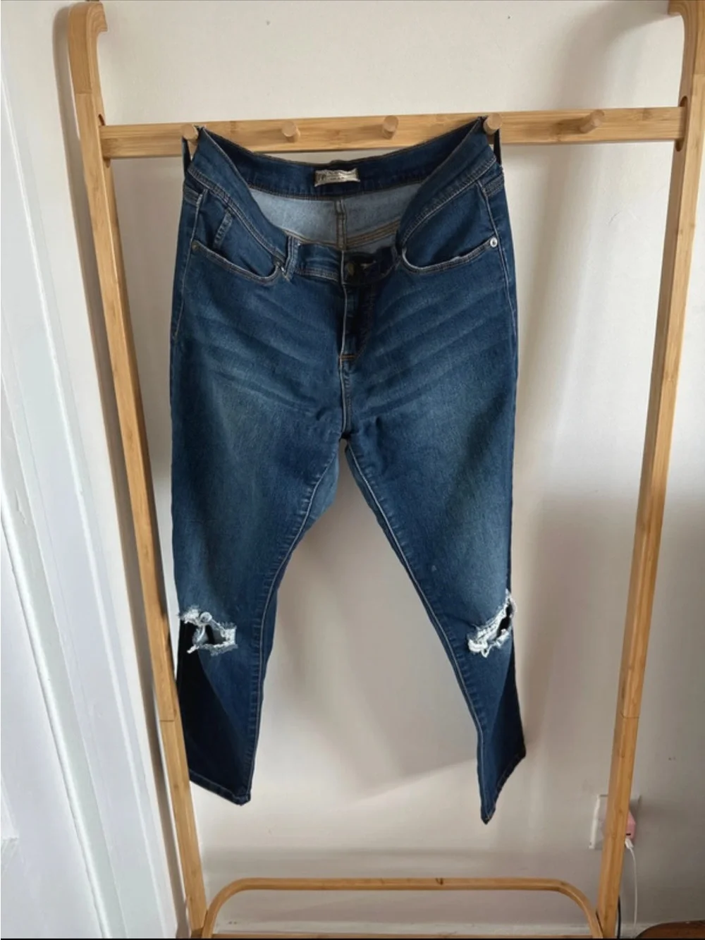 Free People Distressed Blue Jeans 💙 size 29